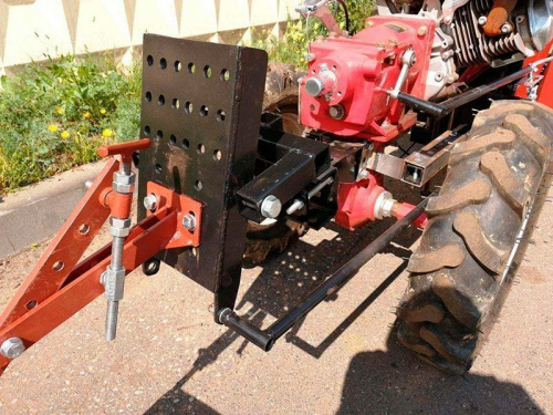 Узел крепления универсальной сцепки к платформе подъемного механизма